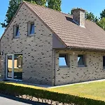 בית נופש Family Bungalow De Strandjutter 8 People *